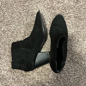 Qupid black heeled booties